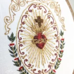 Imagem do sagrado coração. Coração vermelho ao centro e raios saindo dele