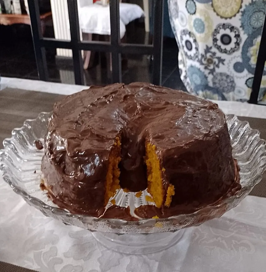 Bolo de cenoura com cobertura de brigadeiro