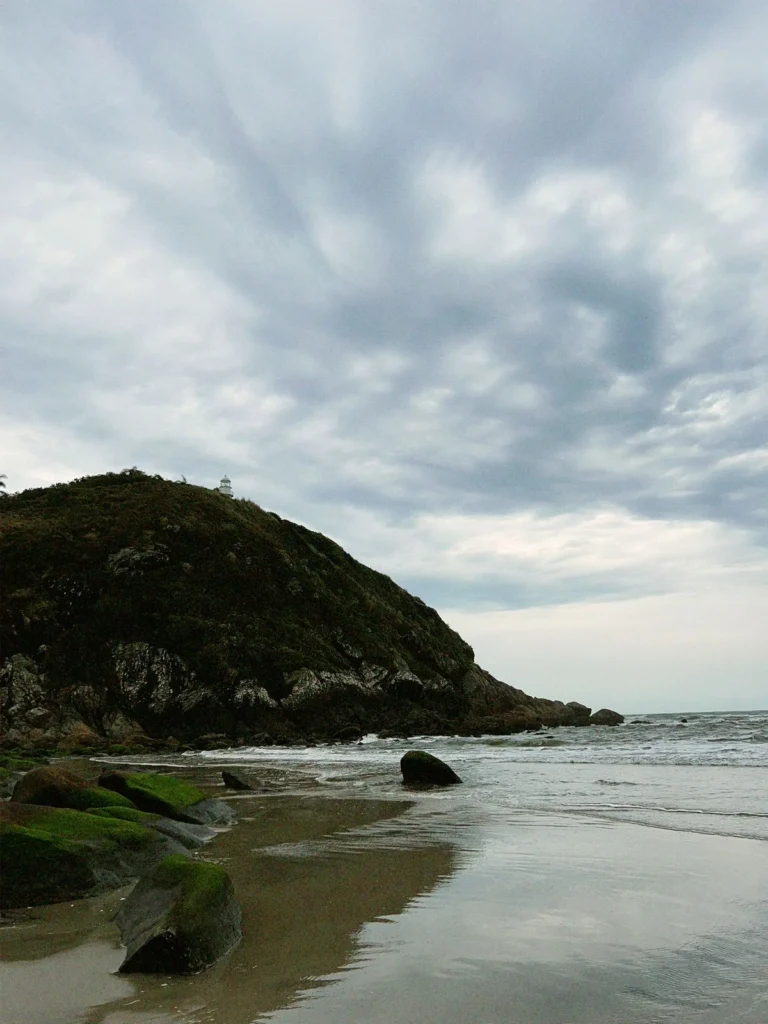 vista da praia para o morro onde fica o farol da ilha do mel